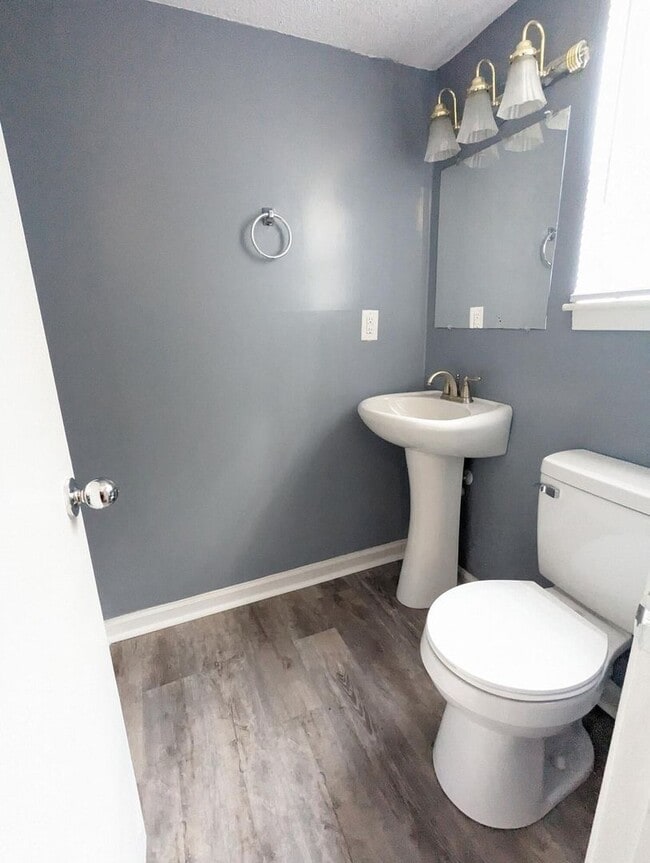 Building Photo - Private Fenced Yard + 3BR Townhome – Great Location!