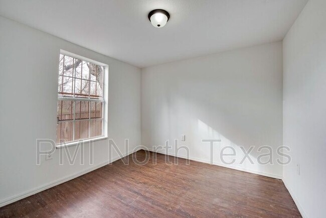 Building Photo - 113 N Moore St