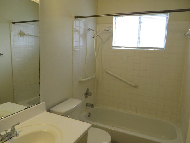 Building Photo - 502 Tanglewood Dr