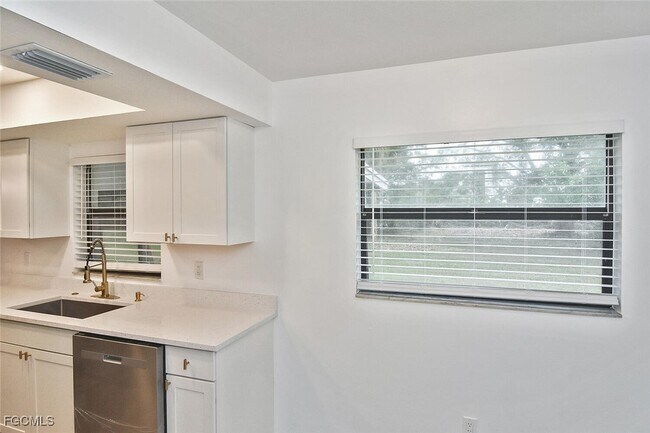 Building Photo - 1202 E 7th St