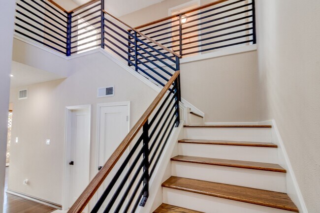 Building Photo - 1112 Bering Dr