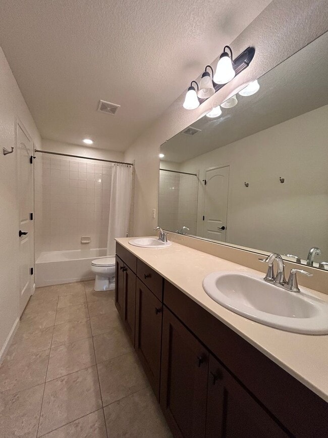 Building Photo - Spacious 5-Bedroom House with Large Fenced Yard