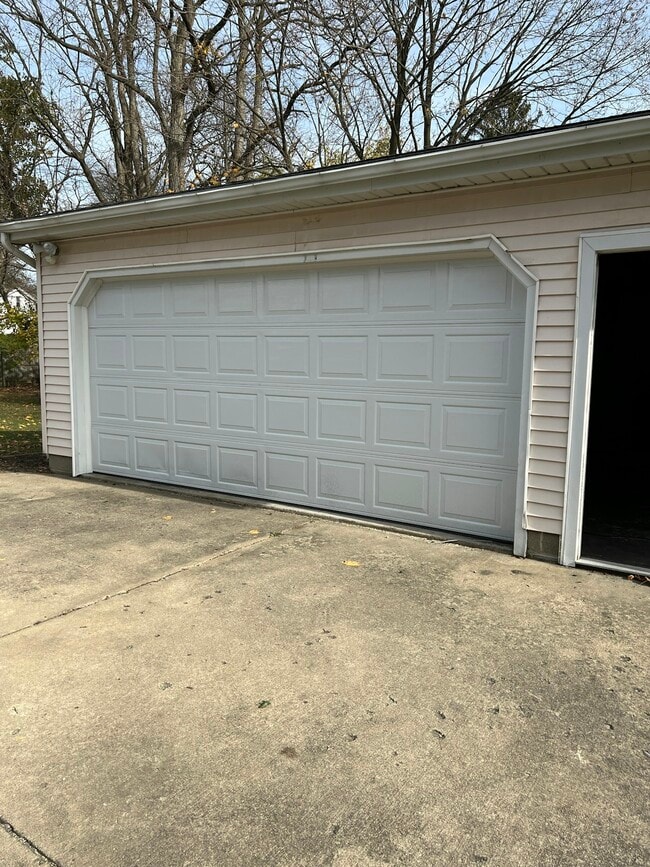 Building Photo - 814 Hall St