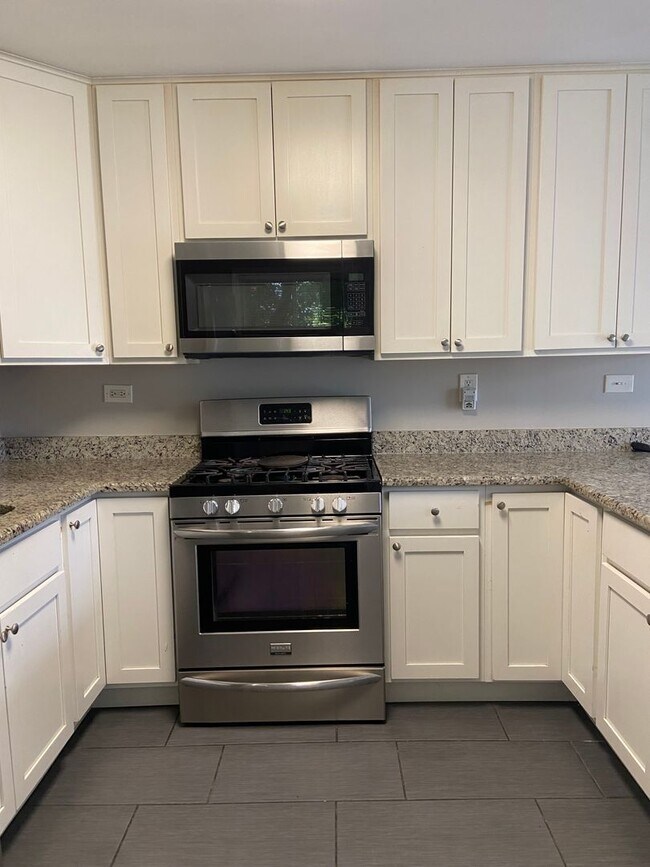 Building Photo - This property is available on a rent-to-own basis.