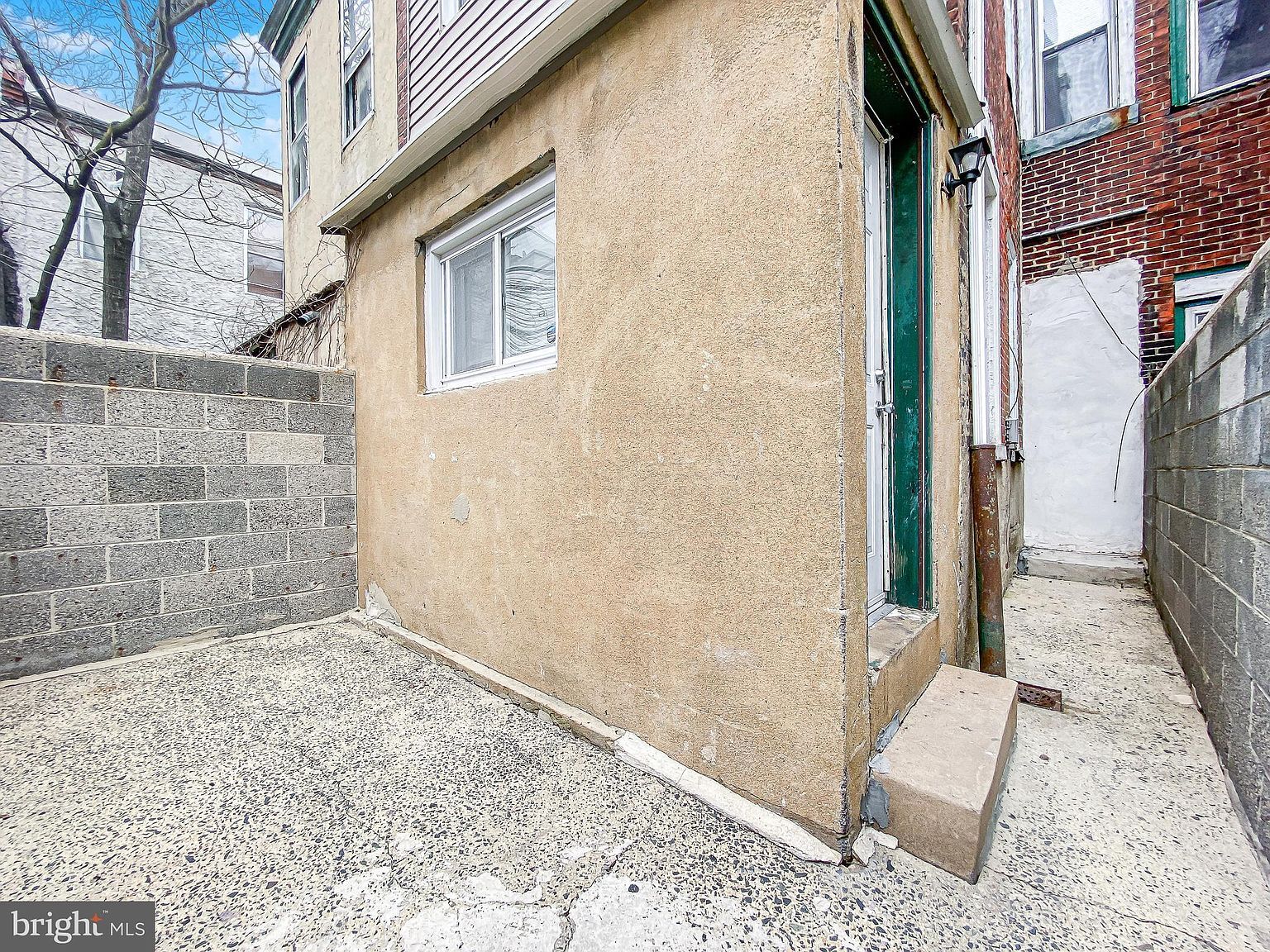 Patio - 2556 N Bouvier St