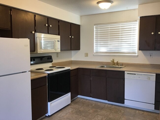 Building Photo - 2 Bedroom Reno Condo in Gated Community...