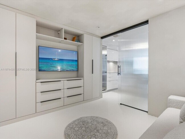 Building Photo - 9521 E Bay Harbor Dr