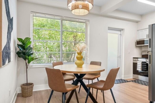 Building Photo - 1471 Lincoln Terrace