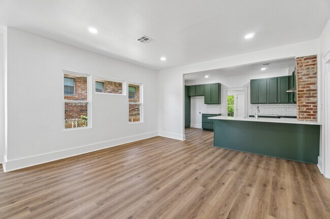 Building Photo - 1321 NE 9th St