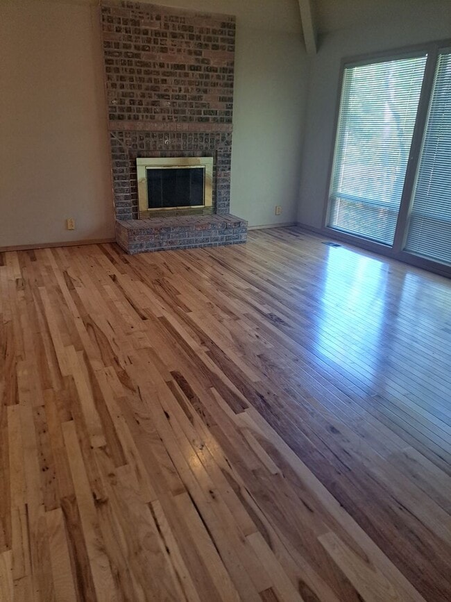 Building Photo - Stunning Home - Spacious Rooms !  Large yard