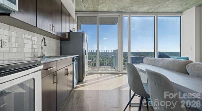 Building Photo - 640 N Church St