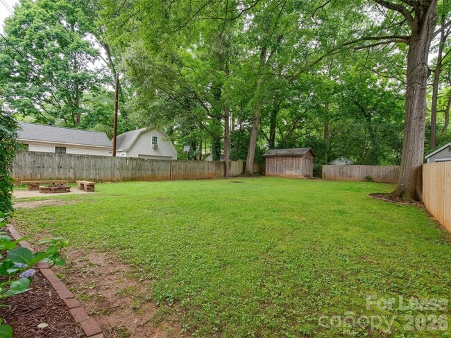 Building Photo - 2329 Kingsbury Dr