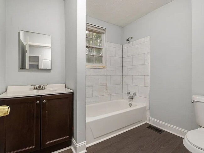 Building Photo - Spacious 3bd/2ba in Capitol View w/ Huge F...