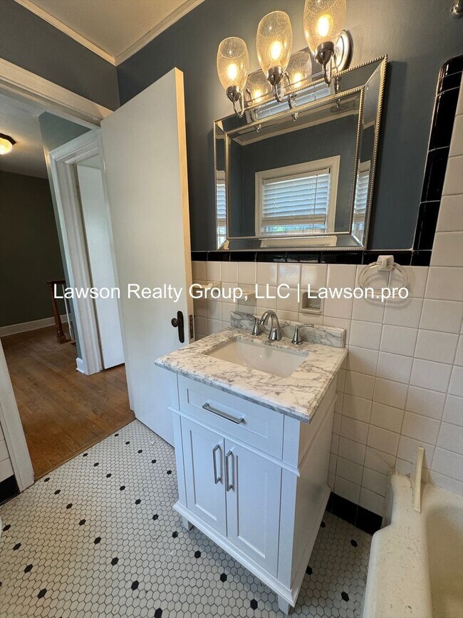 Building Photo - Charming and Updated Home in Raleigh Court with Fenced In Yard, Lawn Care Included!