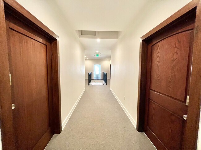 Building Photo - ***1 Bed 1 Bath apartment in the most desi...