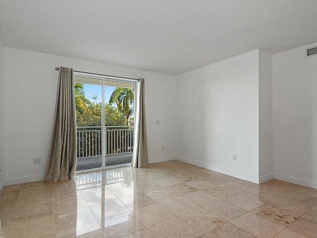 Building Photo - "Chic 1-Bedroom Retreat in the Heart of Miami - 782 Sq Ft of Comfort!"