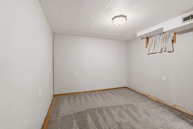 Building Photo - 6520 N Sutherlin St