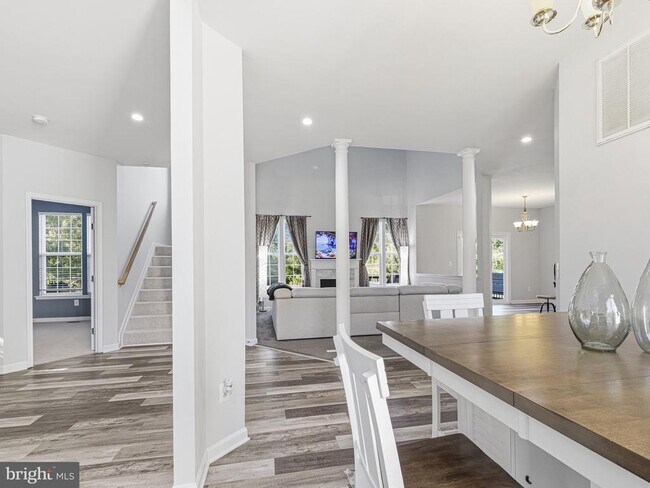 Building Photo - 45370 Barefoot Dr