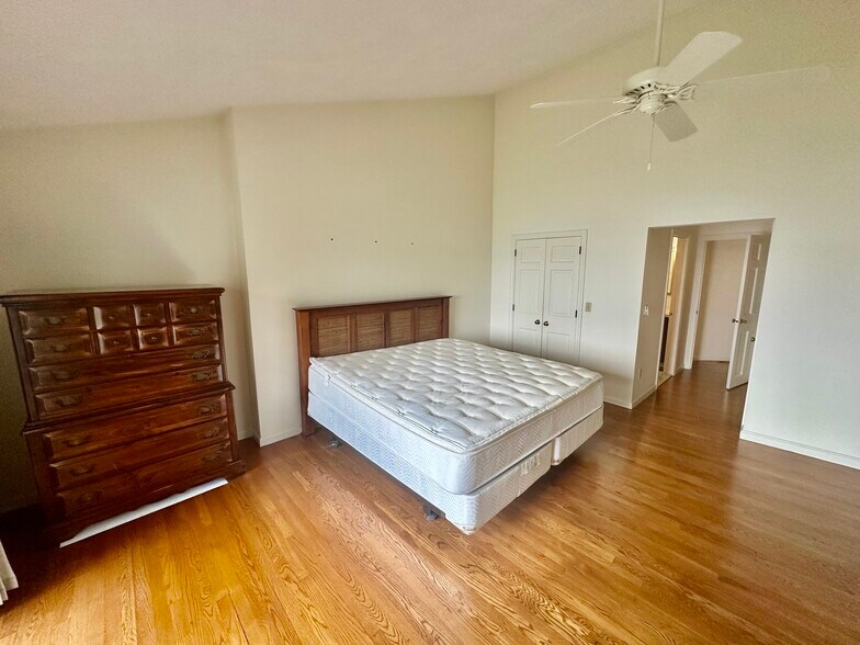 Building Photo - 4480 Post Rd