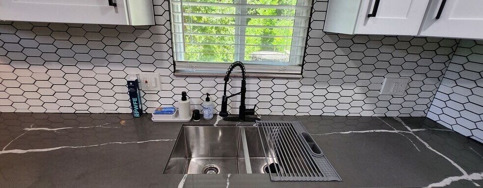 Building Photo - 28890 Cedar Dr