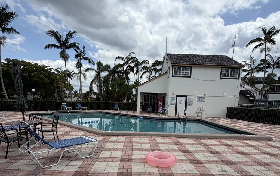 Building Photo - 9711 Fontainebleau Blvd
