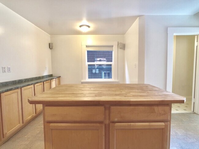 Building Photo - 1714 Santa Clara Ave