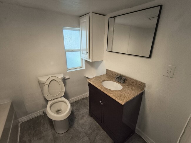 Building Photo - 708 Hickory Hill Ln