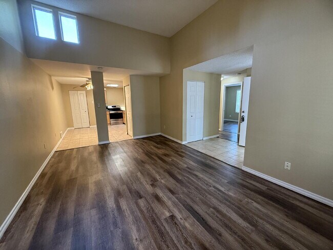 Building Photo - Fairwood Condo Available NOW!