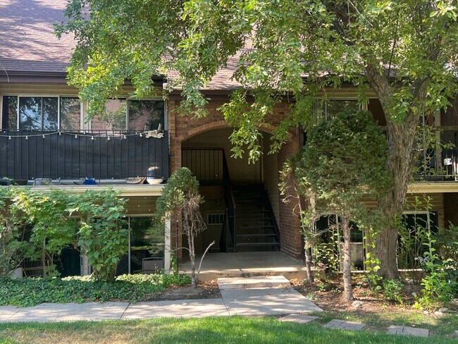 Building Photo - Quiet Sandy Condo