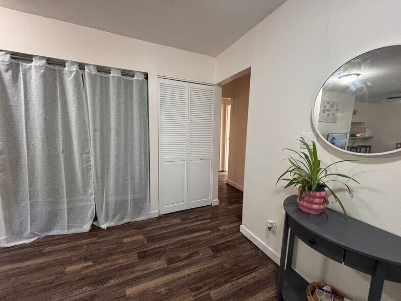 Building Photo - 2505 Moundview Dr