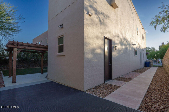 Building Photo - 1276 Desert Night St