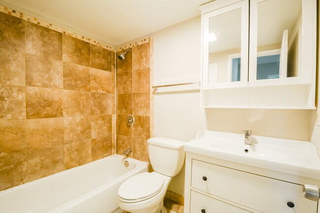 Building Photo - Fantastic 3bd/2ba home! Coming soon!