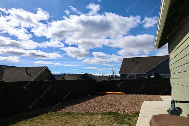 Building Photo - **Unfurnished** Single-level 3 BR-2BA  Home with Mountain Views