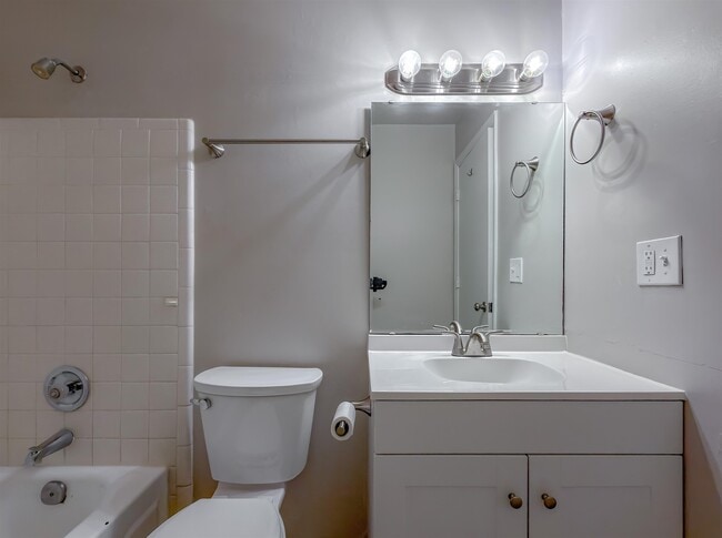 Building Photo - 3245 Whitney Dr W