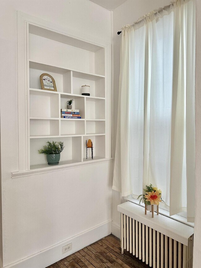 Building Photo - 130 5th Ave