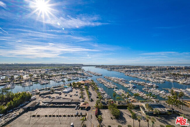 Building Photo - 13700 Marina Pointe Dr