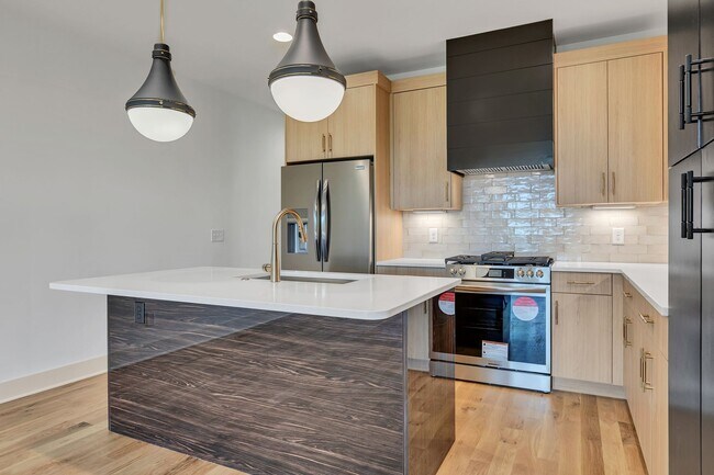 Building Photo - 660 Vernon Ave