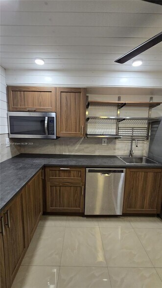 Building Photo - 1000 Parkview Dr