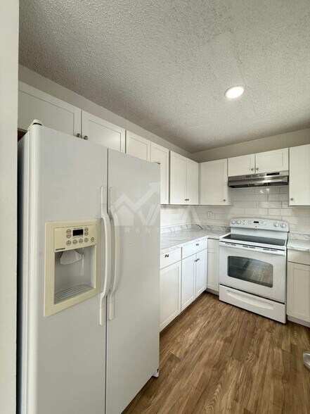 Building Photo - 3230 Bear Springs Dr