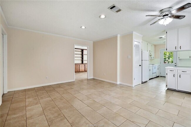 Building Photo - 1200 Holleman Dr