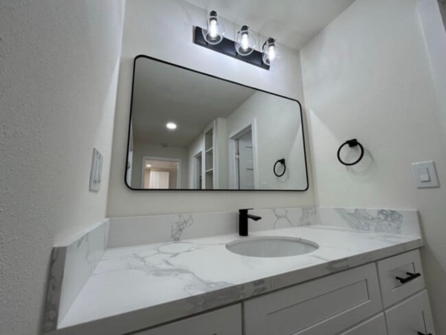 Building Photo - Remodeled 1 Bedroom Unit in the City of Orange