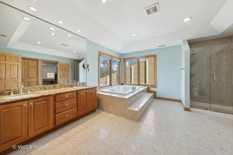Master bathroom - 17W234 Massel Ct