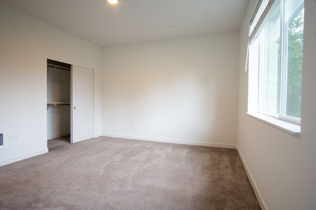 Building Photo - APPS ARE ON US! Rare 3 Bed, 2 Bath Townhou...