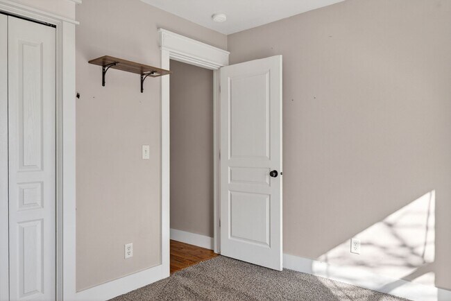 Building Photo - Spacious Home in Quiet Star Cul-de-Sac with Large Yard