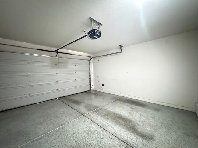 Building Photo - 6208 Yankee Spring St