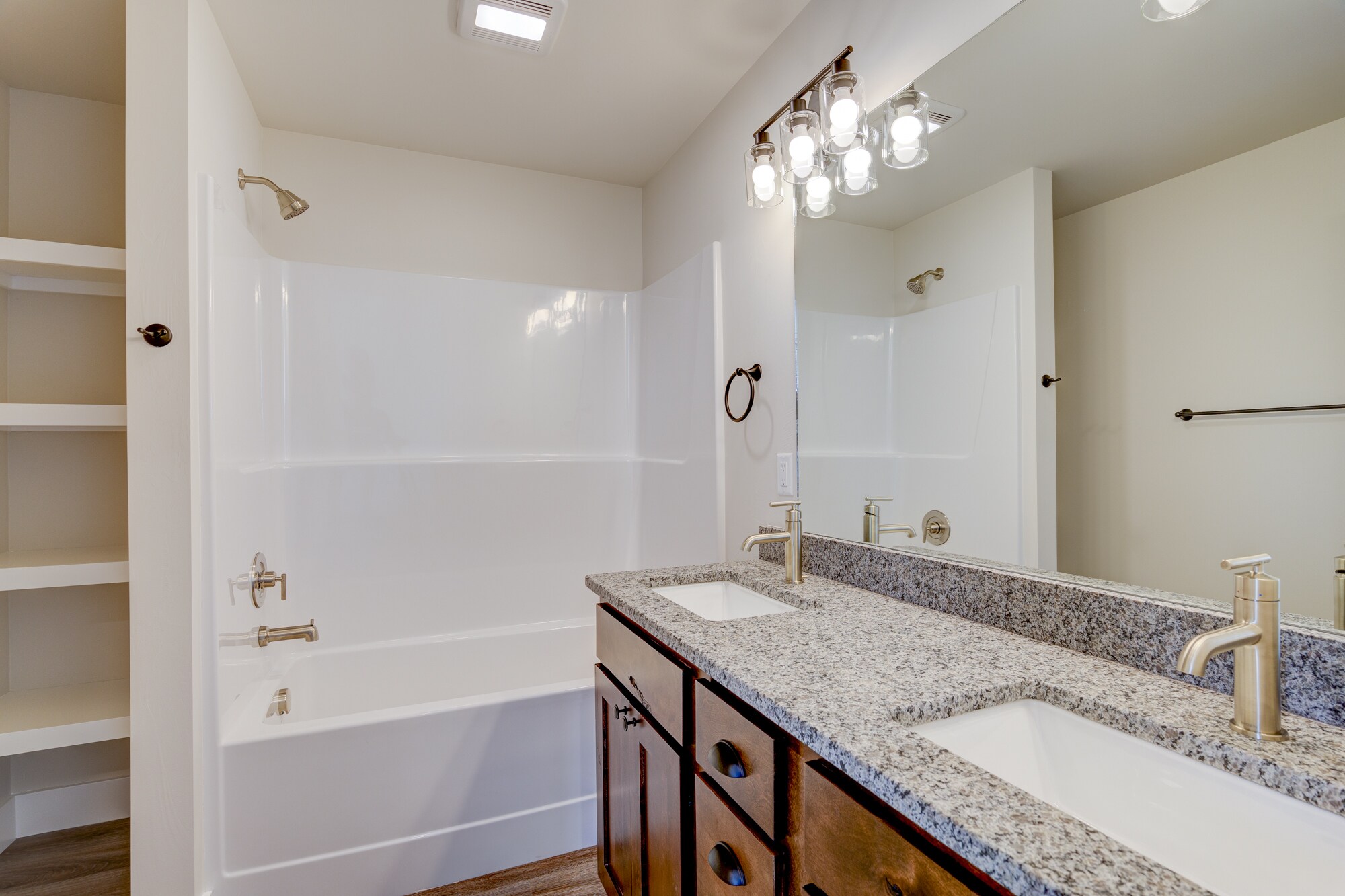 Master bath - 710 Black Diamond St