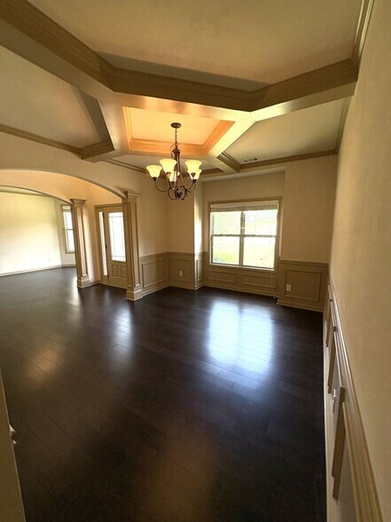 Building Photo - 4950 Belcrest Way