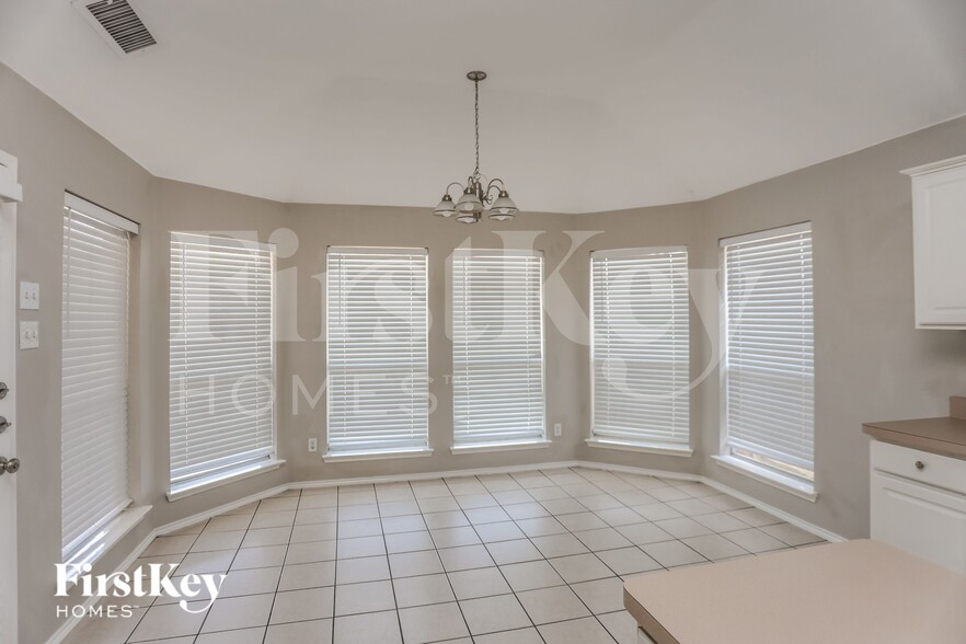 Building Photo - 635 St Eric Dr