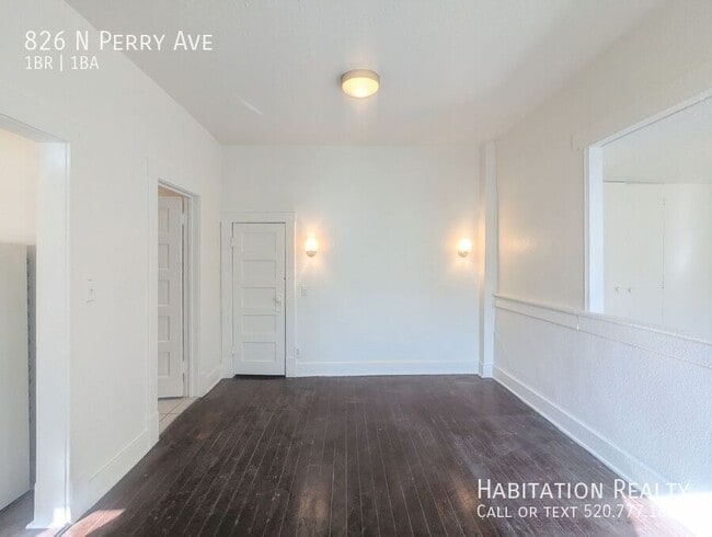 Building Photo - 826 N Perry Ave