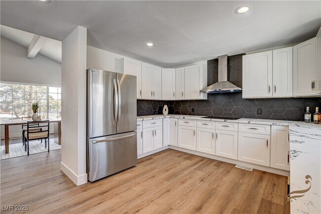 Building Photo - 2685 S Tenaya Way
